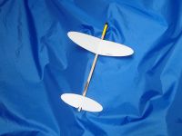 夏空に高せいのう紙ひこうきを作って飛ばそう