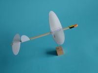 夏空に高せいのう紙ひこうきを作って飛ばそう