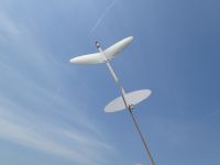 夏空に高せいのう紙ひこうきを作って飛ばそう