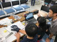 特別な手袋で自分の手の動きをロボットハンドに再現してみよう!