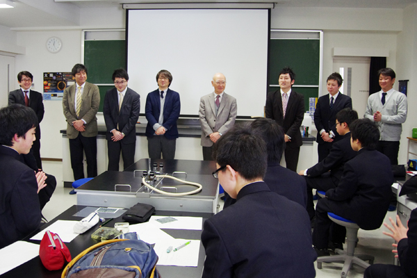 講師を務めた東栄科学産業と日本電子の皆さんにお礼を言う生徒たち。