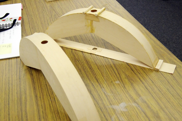 生徒が作成した橋の模型。中央の穴は強度評価用。